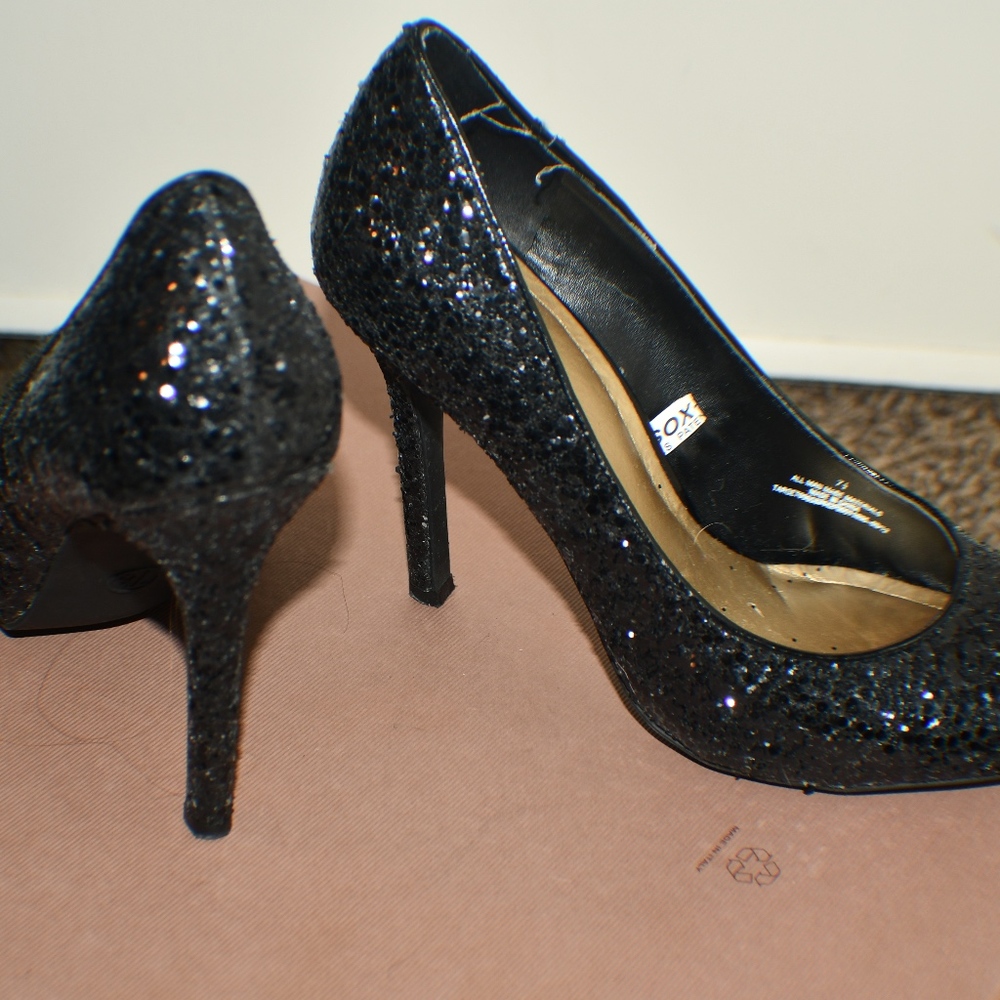 Black classy sexy pump with sequins (party shoe)